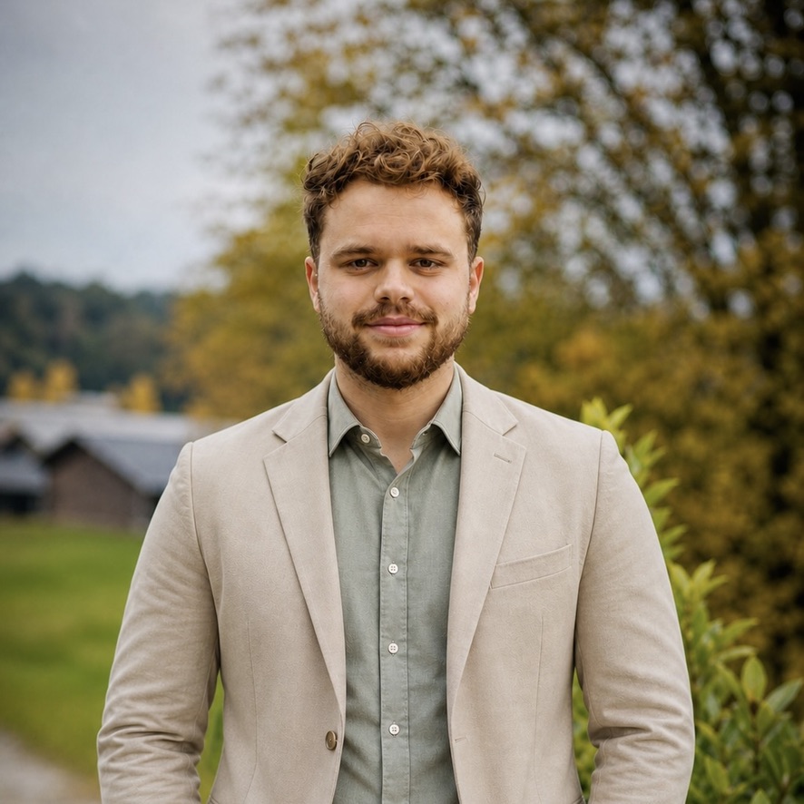 Lukas Krempl, Gründer von Krempl-IT, im Freien in der Oststeiermark